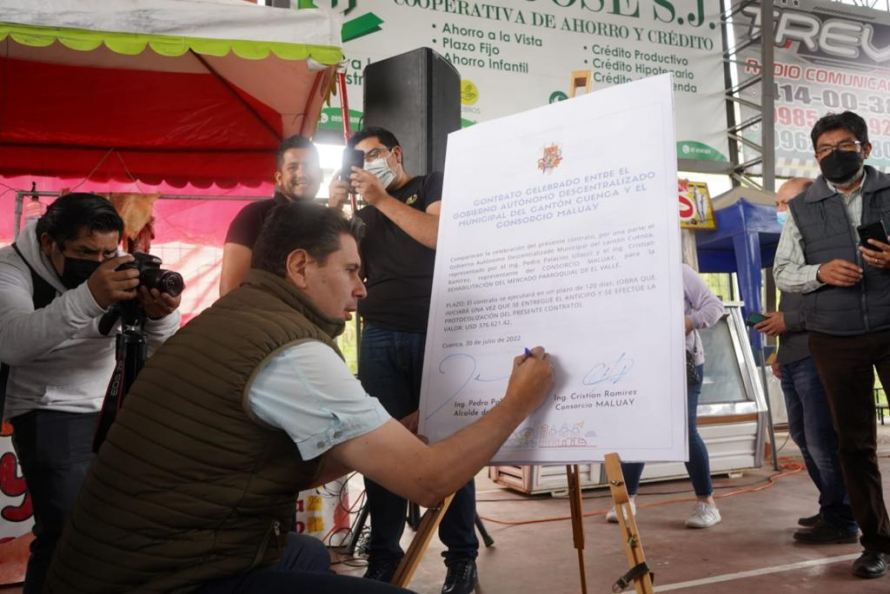 Alcalde Pedro Palacios suscribió contrato para la readecuación del mercado de El Valle