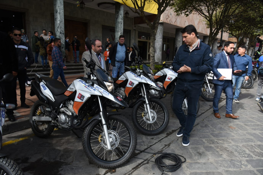 La Alcaldía de Cuenca, con el apoyo del Consejo de Seguridad Ciudadana (CSC), cumplió con la dotación de 30 motocicletas y sus respectivos accesorios para la Policía Nacional, con la finalidad de reforzar las capacidades operativas en beneficio de la seguridad de cuencanas y cuencanos.