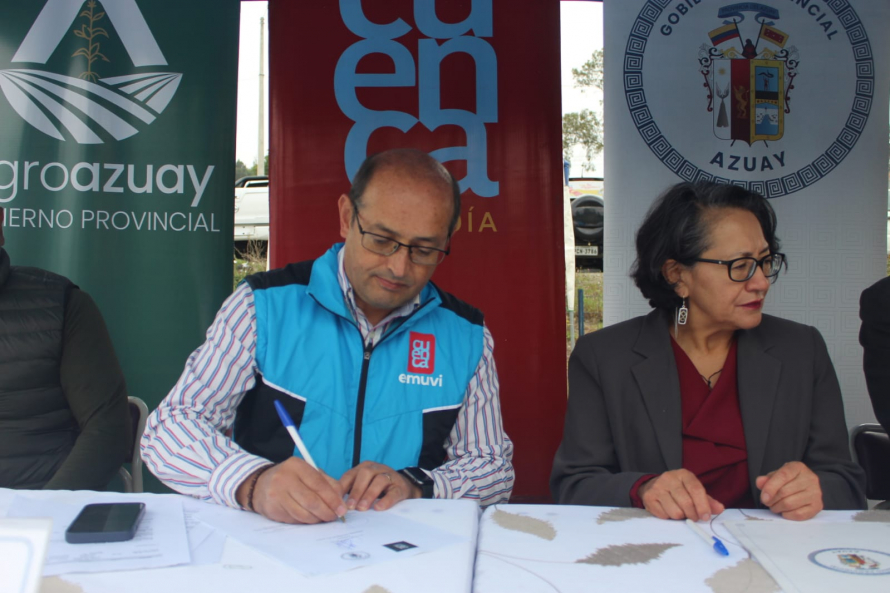  Para incentivar el fomento productivo y cultural mediante la feria cultural, artesanal, turística y agroproductiva: sabores y saberes del Azuay en la zona de la Kennedy, la Municipalidad de Cuenca firmó un convenio de cooperación con la Prefectura del Azuay y la Compañía de Economía Mixta AGROAZUAY.