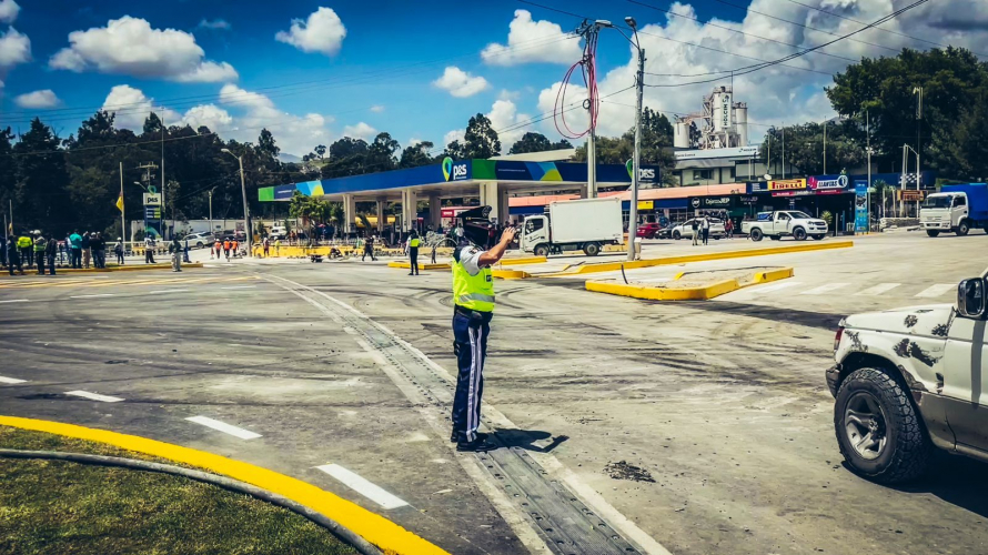 La mañana de este lunes, la Municipalidad de Cuenca habilitó la circulación vehicular en los ocho carriles  del nuevo Distribuidor de Tráfico de  la Av. De Las Américas. Obra que descongestiona el tráfico del 25% de la población cuencana.