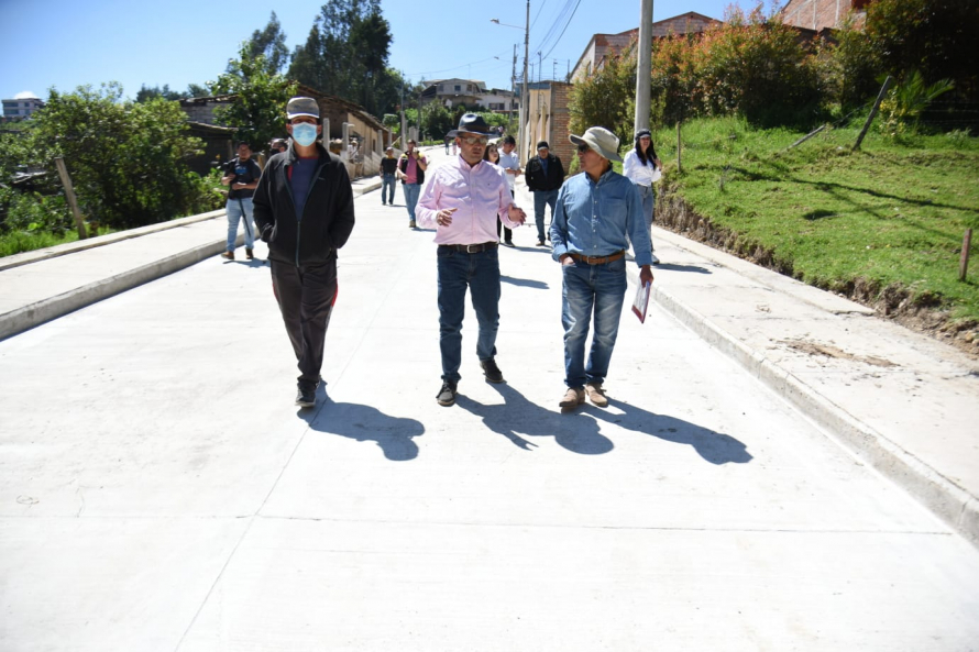   Municipalidad de Cuenca pavimenta 25 nuevas calles con el programa vial Cuenca Unida