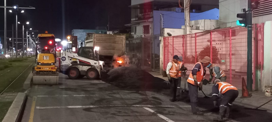 Alcaldía de Cuenca ejecutó el mantenimiento del pavimento flexible de la Av. España