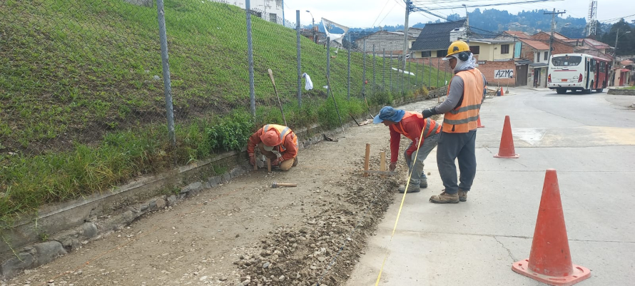 Municipalidad de Cuenca reconstruye las veredas de la ciudadela Las Orquídeas