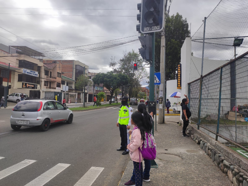 Uno de los dispositivos para la movilidad segura es el semáforo, cuyo aporte regula la circulación vehicular y la de los peatones. Es por ello que la Alcaldía de Cuenca, a través de la Dirección de Gestión de Movilidad (DGM), en coordinación con la Empresa Pública de Movilidad, Tránsito y Transporte (EMOV EP) implementaron nuevos semáforos en tres lugares de alto tráfico vehicular y peatonal. 