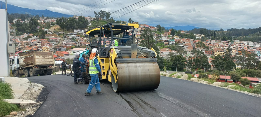 Municipio de Cuenca asfaltó Camino Viejo a Miraflores