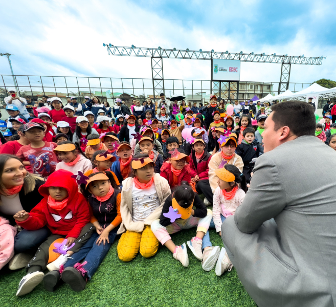 Más de 500 niños se dieron cita al Complejo Deportivo La Gloria, en donde se dio inicio al ciclo de colonias vacacionales de la Alcaldía de Cuenca  que buscan fomentar el buen uso del tiempo libre, la sana distracción y el aprendizaje de niños y jóvenes tanto del sector urbano como rural. 