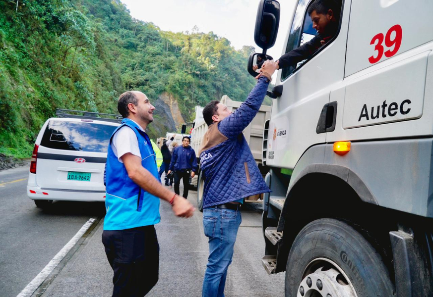 Alcaldía de Cuenca y la Prefectura del Azuay inician labores de limpieza en la Cuenca-Molleturo-El Empalme