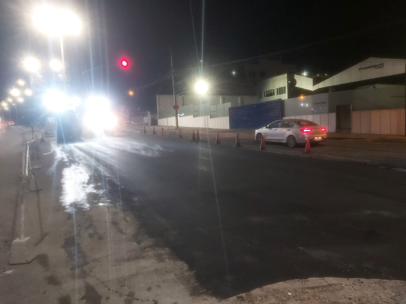 Las obras de repavimentación de la Av. De Las Américas, desde el redondel de la Av. Turuhuayco hasta el Hospital del Río, concluyeron la noche de este martes. 15 de agosto de 2023. Durante estos días se efectuará la señalización, con lo que el tránsito vehicular volvió a su normalidad.