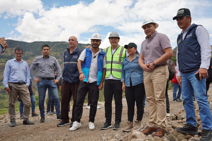 Alcalde Cristian Zamora constata inicio de trabajos de mantenimiento en la vía Cuenca-Girón-Pasaje