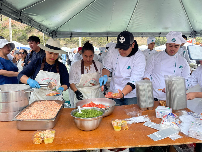 Centenares de asistentes se deleitaron con la gastronomía del IV Festival de la Trucha