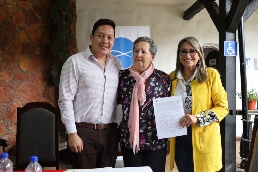 Alcalde Cristian Zamora firma acuerdos de adenda para beneficiar a grupos vulnerables