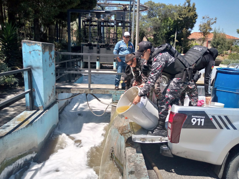 Más de 450 litros de alcohol decomisados fueron destruidos por la Guardia Ciudadana