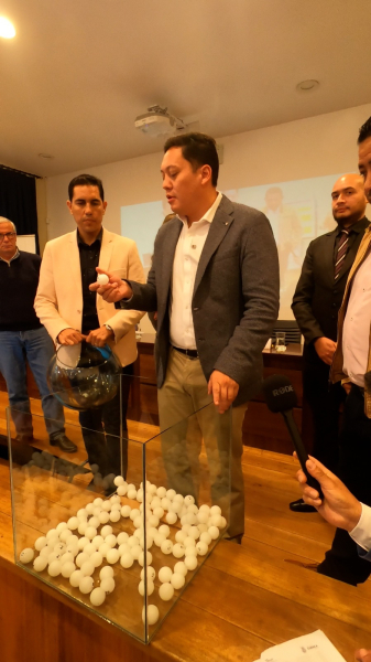 Alcalde Cristian Zamora presente en sorteo  de seis contratos de fiscalización