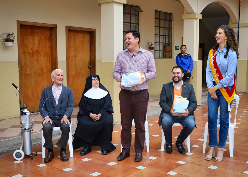 La tarde de este martes miércoles 08 de noviembre se realizó la primera entrega de 120 pañales para adultos en el Hogar de Ancianos Cristo Rey. La donación la hizo el alcalde, Cristian Zamora acompañado de Jorge Ulloa, gerente de Farmasol EP.