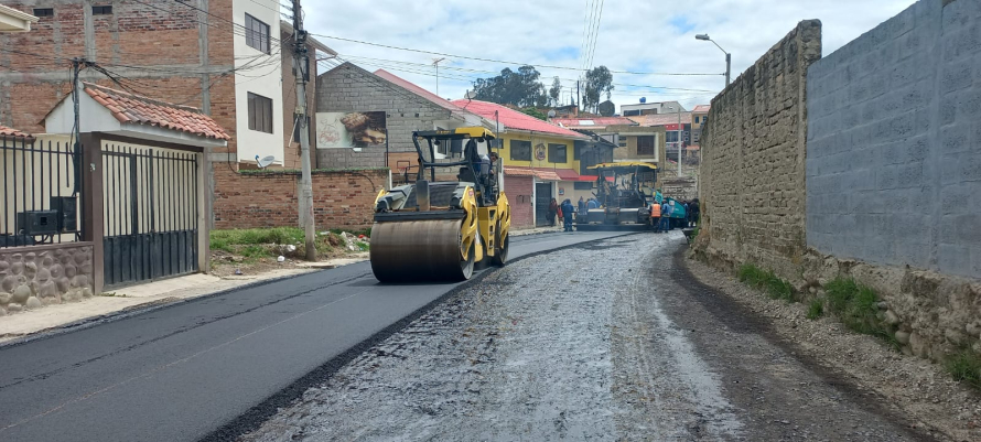 El calor es intenso, el piso quema, es lo que se siente en la calle  Del Acordeón, donde un grupo de 22 obreros, que son parte de la Brigada de Caminos de Obras Públicas del Municipio de Cuenca, colocan el asfalto, que  está a 150 grados de temperatura, en esta arteria de 2.000m.