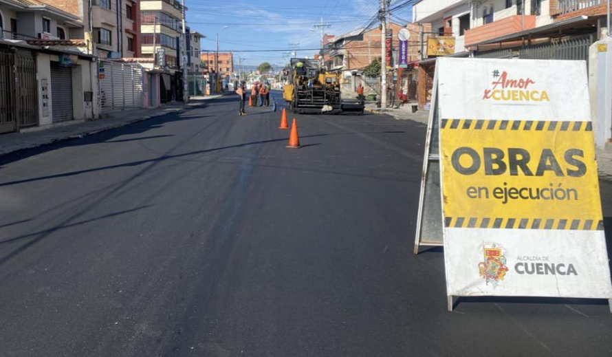 Municipio de Cuenca  repavimenta los 1.68 km de la  Av. Yanahurco