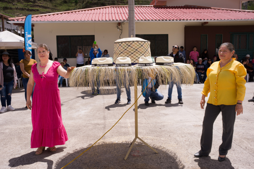 La inauguración del sombrero más grande de Cuenca, la muestra museográfica, además de danza,  arte y folclor formaron parte de las actividades en el marco del primer Festival de la Paja Toquilla, cumplido durante este domingo en la comunidad de Toctepamba, ubicada entre las parroquias de Santa Ana y Paccha.