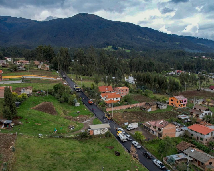 El corte de cinta, los aplausos y las notas de la banda de la Guardia Ciudadana acompañaron, la mañana de este sábado, 9 de diciembre de 2023, al alcalde de Cuenca, Cristian Zamora, quien inauguró el asfaltado de la vía San Miguel de Putushi, perteneciente a la parroquia Sayausi, que tuvo una inversión de USD 550.135,14.