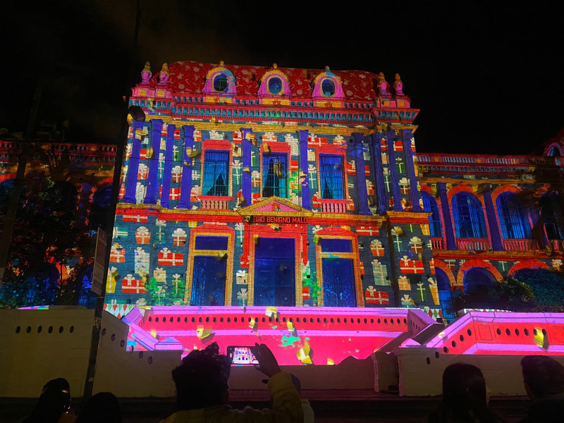 Por primera vez, el icónico edificio del centenario colegio Benigno Malo, fue el lienzo para un impresionante show de “mapping lumínico”, ofreciendo a los miles de espectadores una experiencia visual única que fusionó historia y tecnología.