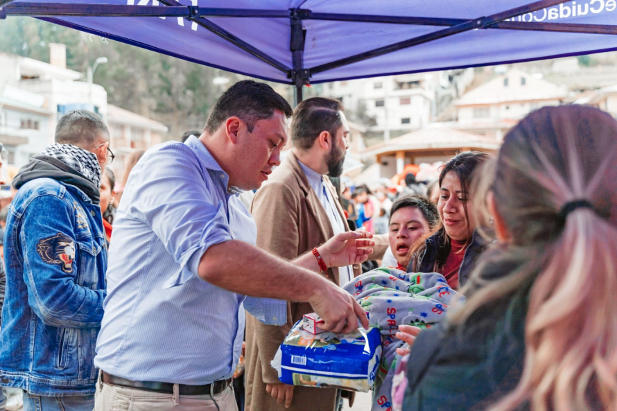 Más de 145.000 pañales fueron donados por la empresa Farmasol a los grupos de atención prioritaria del cantón, según las directrices del alcalde de Cuenca, Cristian Zamora.