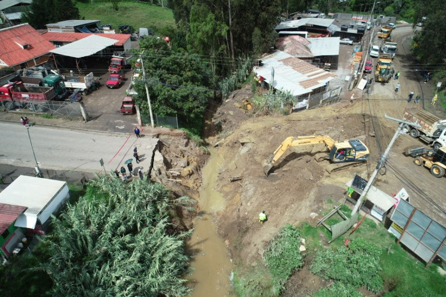 Alcaldía de Cuenca retira 1500 m³ de material de la vía Monay Baguanchi