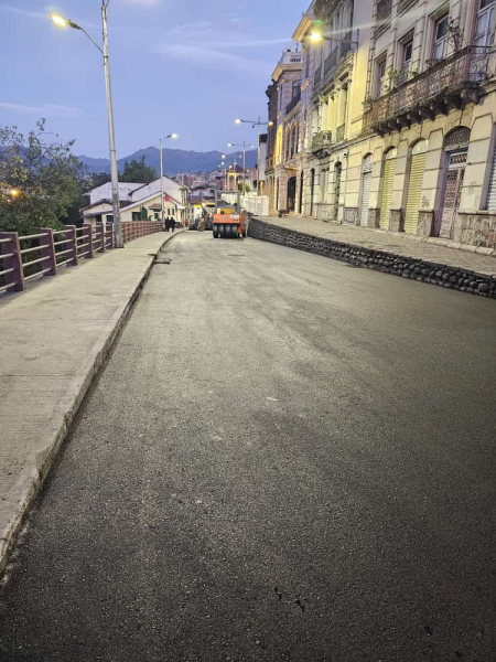 Municipio de Cuenca ejecutó el mantenimiento nocturno de 250m de la calle La Condamine
