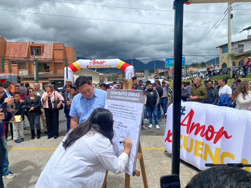 El alcalde de Cuenca, Cristian  Zamora, suscribió la mañana de este sábado 26 contratos, para la pavimentación rígida de 22 nuevas calles en las parroquias  de San Sebastián, Bellavista,  Yanuncay, Machángara, Hermano Miguel, El Vecino y El Batán. 