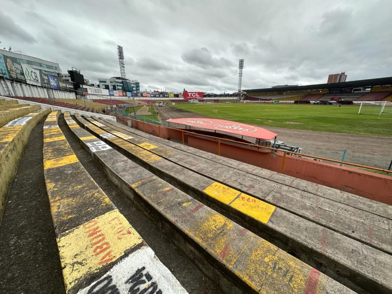 En sesión extraordinaria cumplida la mañana de este sábado, 17 de febrero, el Concejo Cantonal, restituyó la administración del estadio Alejandro Serrano Aguilar, al Municipio de Cuenca, ante el incumplimiento del comodato por parte de la Federación Deportiva del Azuay, (FDA). La resolución la aprobaron por unanimidad el alcalde Cristian Zamora y los integrantes del Cuerpo Edilicio.