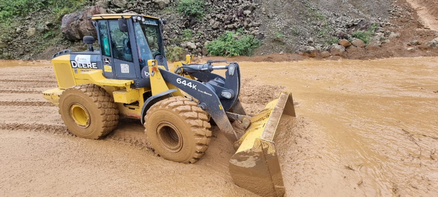 Alcaldía de Cuenca continúa retiro de material en la vía Cuenca -Molleturo- El Empalme