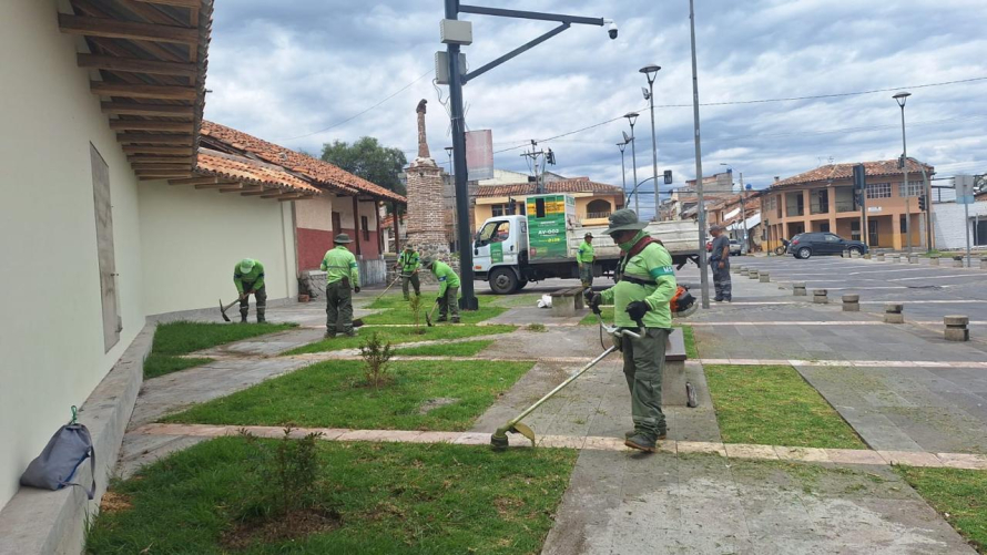 Este lunes 26 de febrero de 2024, la Alcaldía de Cuenca mediante su Dirección Municipal de Áreas Históricas y Patrimoniales, hizo la entrega a la ciudadanía de la importante obra de rehabilitación en la tradicional Plazoleta de El Rollo.