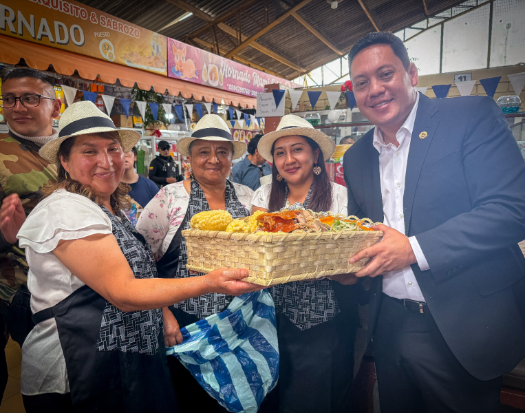 Un nuevo aniversario de funcionamiento conmemoró el Mercado 27 de Febrero, entre presentaciones artísticas, actividades deportivas, festivales gastronómicos y la Sesión Solemne presidida por el Alcalde de Cuenca, se cumplió este acto solemne que tuvo como actividad principal honrar el trabajo de los más de 400 comerciantes que laboran en este espacio de comercio.