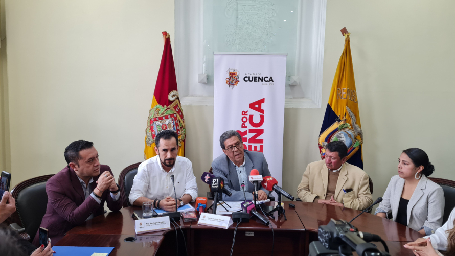 En una rueda de prensa conjunta, el director de Control Municipal, Santiago Vanegas y el concejal urbano, Gustavo Valencia, informaron sobre el propósito de fortalecer, optimizar y mejorar los servicios municipales, así como la calidad de atención brindada a sus usuarios.