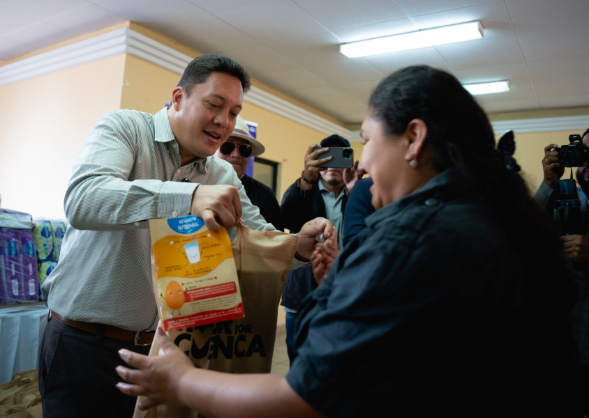 Alcalde Cristian Zamora lidera entrega de leche para niños de las 21 parroquias rurales de Cuenca