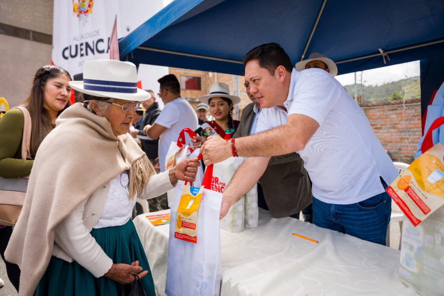 El alcalde de Cuenca Cristian Zamora, visitó Tarqui, Victoria del Portete y Cumbe, en donde entregó leche a 330 niños y niñas, mayores a tres años. Además llegó con logros en el avance del bienestar comunitario.