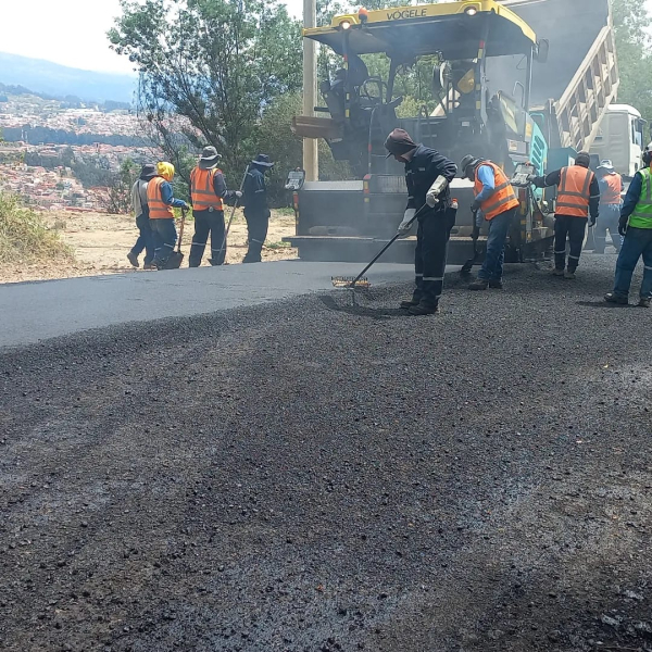 Con una inversión de USD 1000.000 se ejecuta las obras de asfalto de la vía Rayoloma. Trabajos que efectúa la Dirección de Obras Públicas del Municipio de Cuenca.