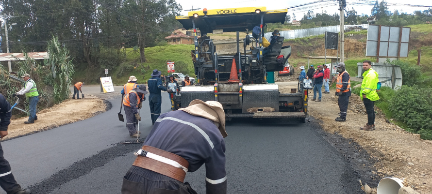 Municipalidad de Cuenca asfaltó la vía Monay-Baguanchi