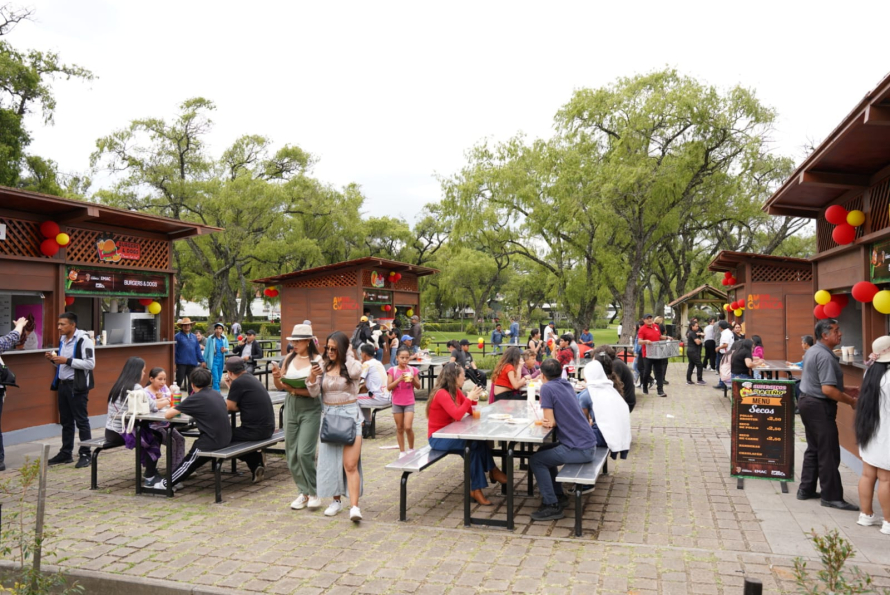 La Alcaldía de Cuenca, por medio de su empresa EMAC EP, realizó la rehabilitación integral de los quioscos del parque El Paraíso, con el objetivo de  repotenciar su uso comercial. Para ello, contrató la Rehabilitación de Quioscos que incluyó obras eléctricas e hidrosanitarias con una inversión de 114 mil dólares para la reapertura de 8 quioscos del patio de comidas.