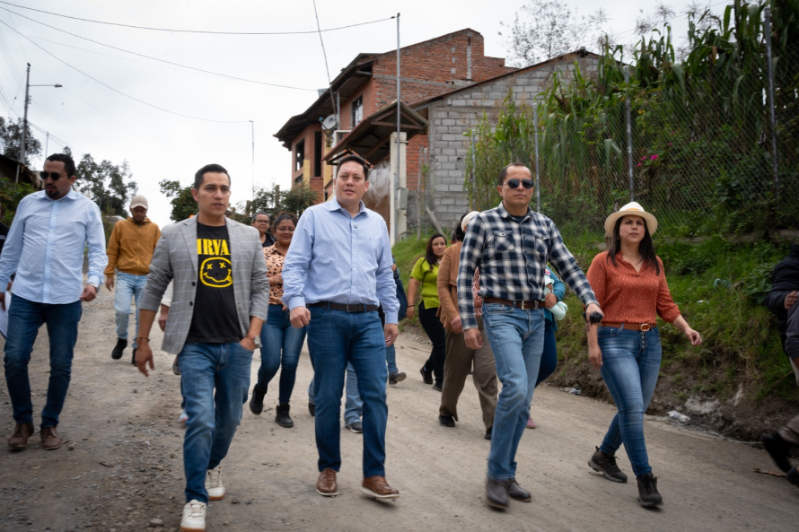 Moradores de los sectores  Santa María-Negas de la parroquia Llacao  recibieron con alegría al alcalde, Cristian Zamora, con quien realizaron un recorrido de las obras de asfalto vial que se ejecutan en 700 m, con recursos del presupuesto participativo, por un monto de USD 181.559,94.