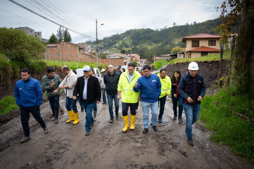 En la parroquia Baños el alcalde Cristian Zamora recorrió obras de asfalto que se ejecutan con Presupuesto Participativo y traerán desarrollo, un trabajo que se ejecuta entre el Municipio, la Prefectura del Azuay, el GAD de Baños y el aporte de la comunidad.