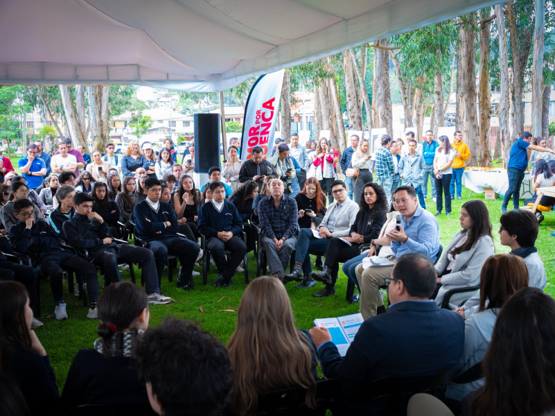 El alcalde de Cuenca, Cristian Zamora inauguró  hoy, lunes 13 de mayo de 2024, el proyecto Bibliorío y presentó  la I Edición de los Fondos Concursables de Acción Climática Juvenil, dirigida a financiar proyectos de jóvenes entre los 15 a 24 años.  