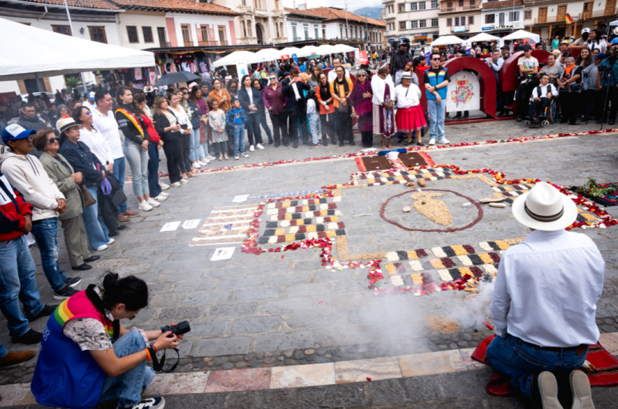 Hoy se llevó a cabo el festival inclusivo "Visibilizando Nuestros Derechos", un evento que reunió a diversas comunidades para reconocer y promover los derechos de todas las personas, independientemente de sus capacidades. Celebrado en la Plaza de San Francisco, el festival logró su objetivo de fomentar una cultura de inclusión y respeto mutuo, destacando a los diez grupos de atención prioritaria: