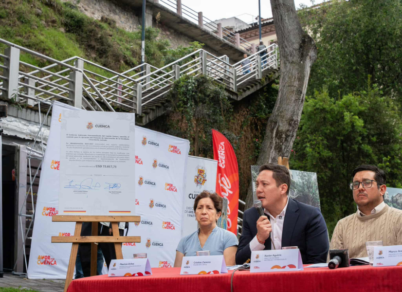A un costo de USD 75.000 y cuatro meses de plazo de intervención, (120 días), está mañana se suscribió el contrato para la regeneración de la escalinata César Dávila Andrade, que conecta el centro histórico (Calle La Condamine) con la Universidad de Cuenca.