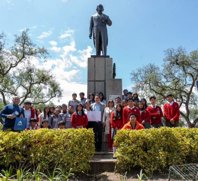 El alcalde de Cuenca, Cristian Zamora encabezó la entrega oficial de los trabajos de restauración de 12 monumentos en la Av. Fray Vicente Solano, con una inversión de USD 22.000.