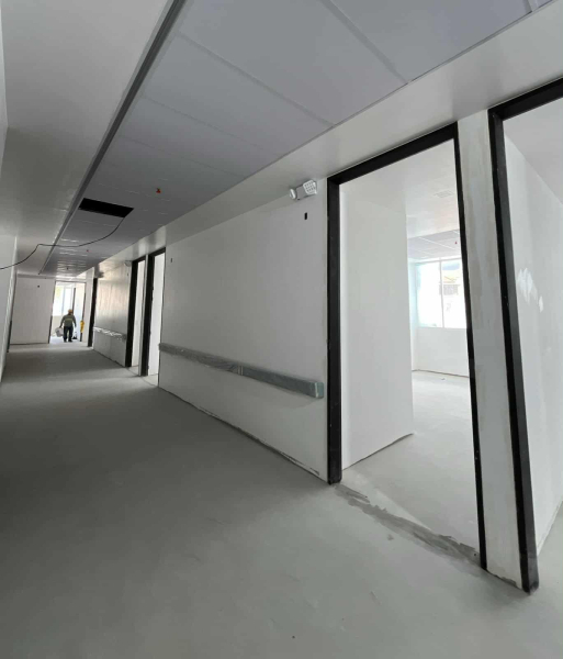 La construcción del primer  Hospital Municipal de  la ruralidad en El Valle registra un 70% de avance y se encuentra ya en la etapa de acabados. Actualmente se trabaja en la colocación de ventanales, pisos de vinil, mobiliario, ascensores y puertas, detalles que darán forma definitiva a esta obra de la administración 2023-2027.