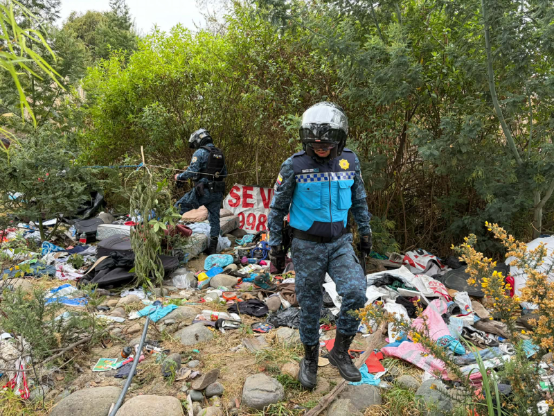 Durante los patrullajes preventivos que realiza diariamente la Guardia Ciudadana de Cuenca en las orillas de los ríos y bajo los puentes, Agentes de Control Municipal efectuaron un recorrido en el sector del colegio Sagrado Corazones, en la avenida 3 de Noviembre.