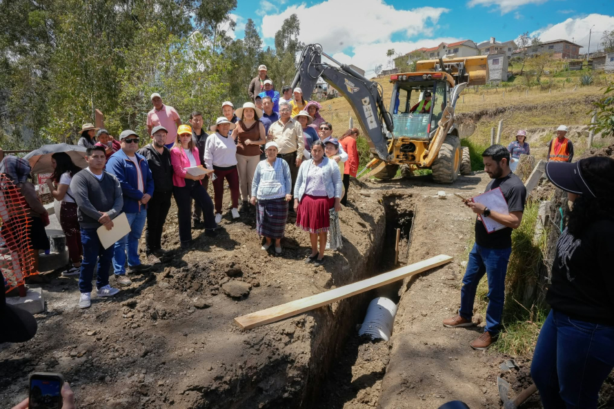 Actualmente, la Empresa ejecuta la ampliación de la red de alcantarillado en la calle de Los Villancicos, proyecto que contempla aproximadamente 370 metros de tubería PVC de 335, 440 y 540 milímetros. La obra permitirá brindar cobertura a un área de 4,9 hectáreas y beneficiará a 103 habitantes. La inversión asciende a USD 108.340,98 y registra un 80 % de avance físico.
