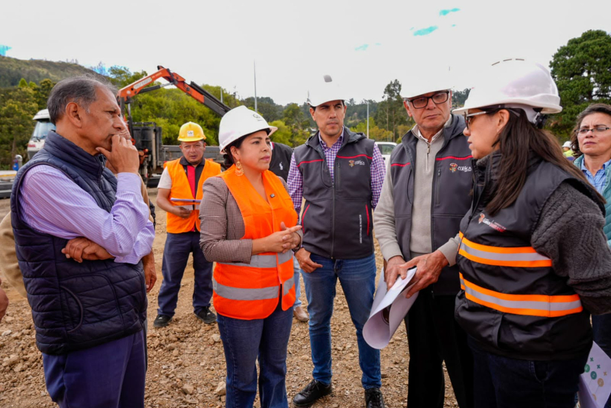 La alcaldesa subrogante de Cuenca, Marisol Peñaloza, recorrió los trabajos de construcción del Parque de los Jóvenes, ubicado en el sector de Gapal, en la Av. 27 de Febrero y Av. 10 de Agosto, que registra un avance del 20% y tiene una inversión de USD 2.8 millones.