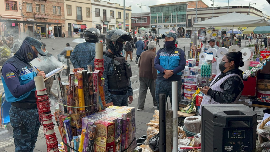 Este jueves, la Guardia Ciudadana de Cuenca, en coordinación con la Policía Nacional y la Dirección de Áreas Históricas y Patrimoniales, realizó un operativo de control en el sector de la 9 de Octubre con el objetivo de recuperar los espacios públicos que han sido ocupados de manera indebida por algunos comercios y vendedores autónomos.