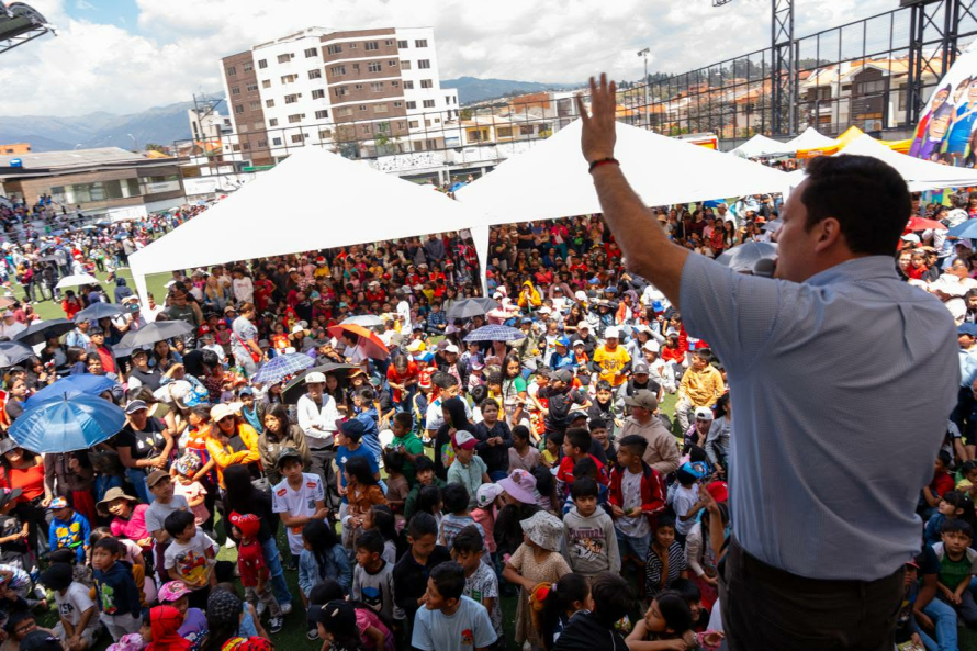 Se desarrolló el evento “Navidad con Amor”, dirigido a niños y niñas de la zona urbana del cantón Cuenca, en el Complejo Deportivo La Gloria, donde más de 2.000 niños y niñas de todas las edades disfrutaron de una jornada llena de alegría, recreación y espíritu navideño.