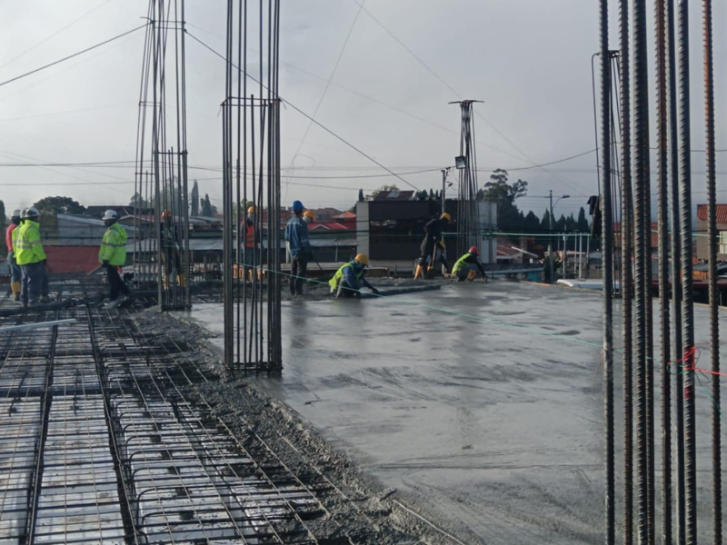 Desde las 05: 00, inició la fundición de la primera losa del Hospital Municipal de Ricaurte, ubicado en el Arenal, que construye el Municipio de Cuenca a través de la Unidad Ejecutora de Proyectos y el equipo de Contratistas.